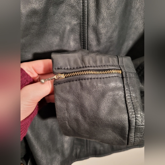 Danier polyurethane leather moto jacket with side belting and chain tag - Picture 6 of 8